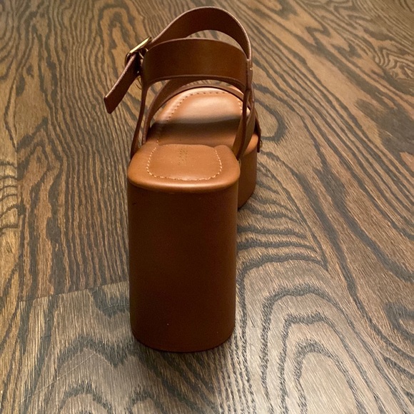 NWOT Madden Girl Greenville Studded Platform Sandals - Picture 4 of 7